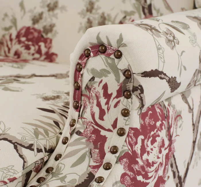 Antique Sense: Decorated with rivets, add a sense of classic.